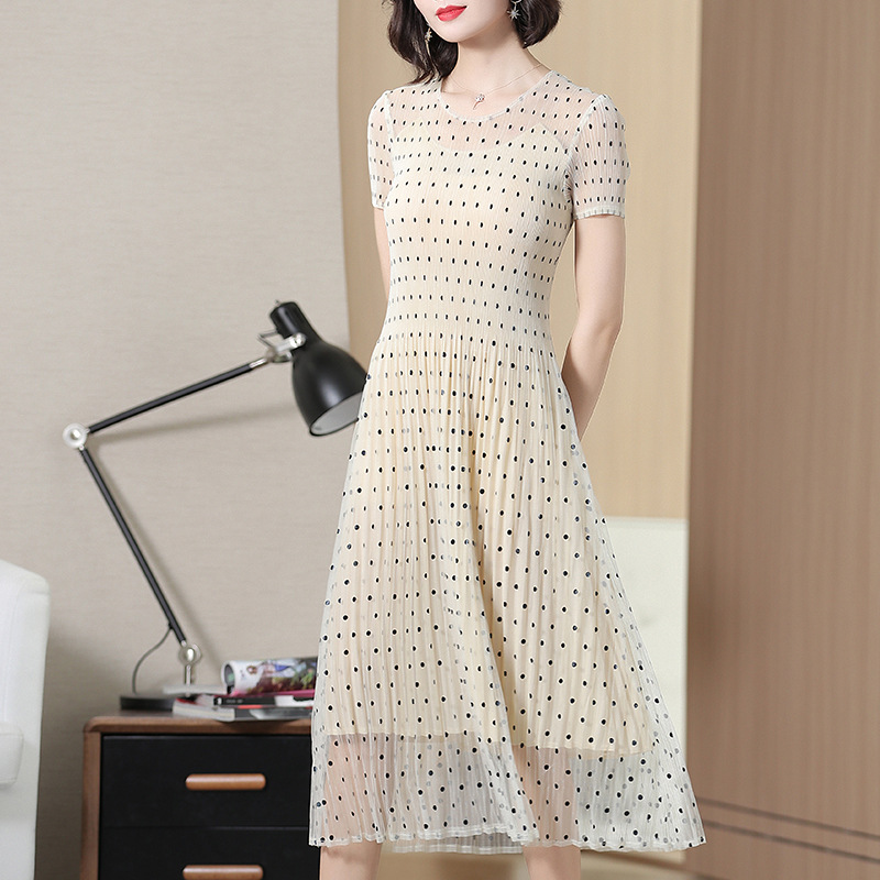 Summer Short Sleeve Fashion Dot Dress New Style Embroidered Lace Large Size Pleated Dress