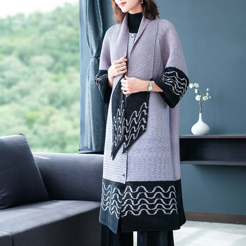 Autumn Winter Loose Large-sized Embroidered Nailed Pearl Windbreaker Jacket New Scarf Collar Pleated Jacket
