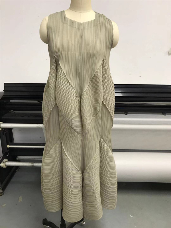 Autumn Women Pleated Fashion New Tidal Dress Big Size Sleeveless Dress