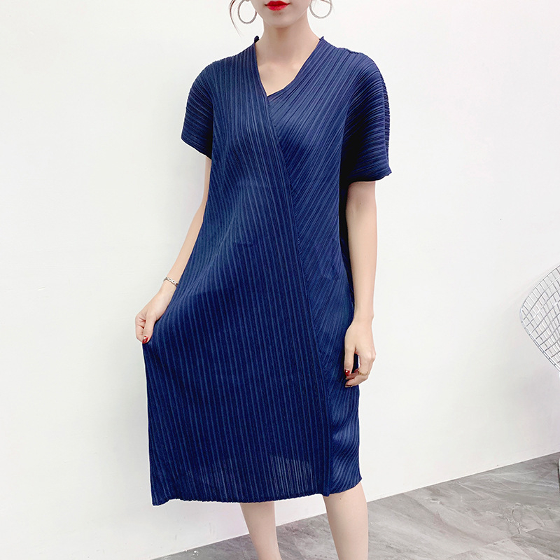 Autumn And Winter 2019 New Pleated Dress Loose Large V-neck Pleated Dress
