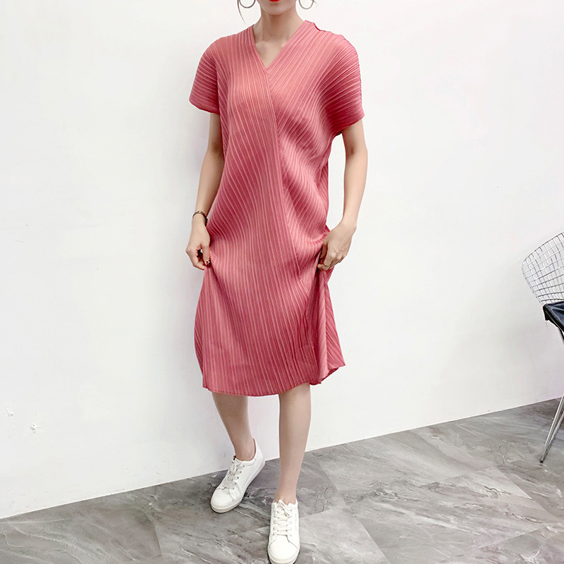 Autumn And Winter 2019 New Pleated Dress Loose Large V-neck Pleated Dress